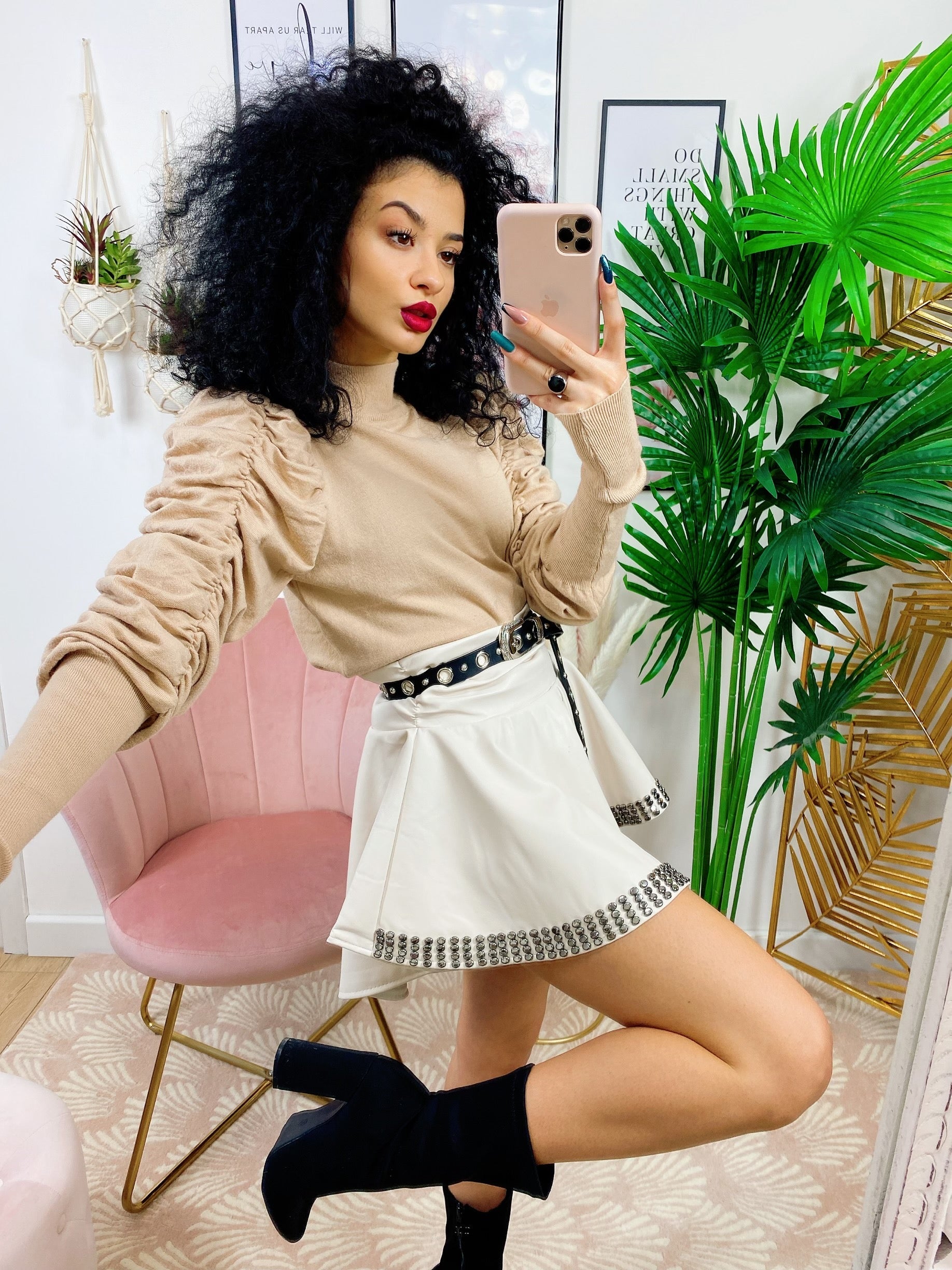 Short in ecopelle bianco con borchie