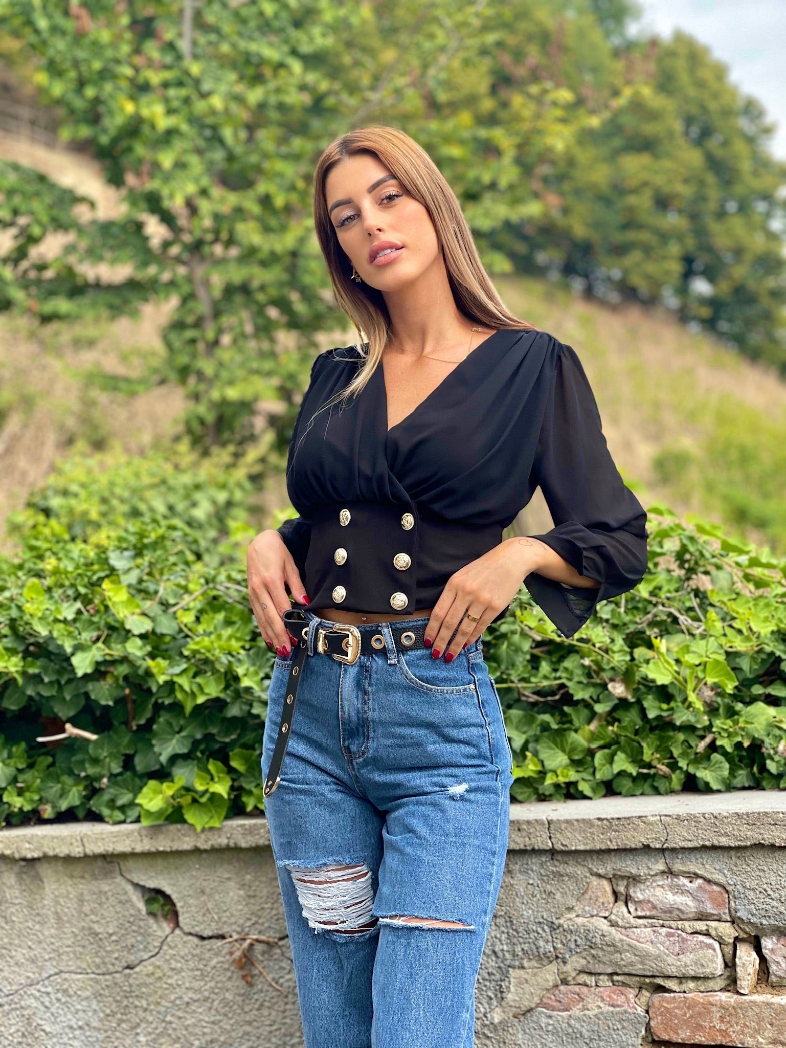 Blusa nera bottoncini oro