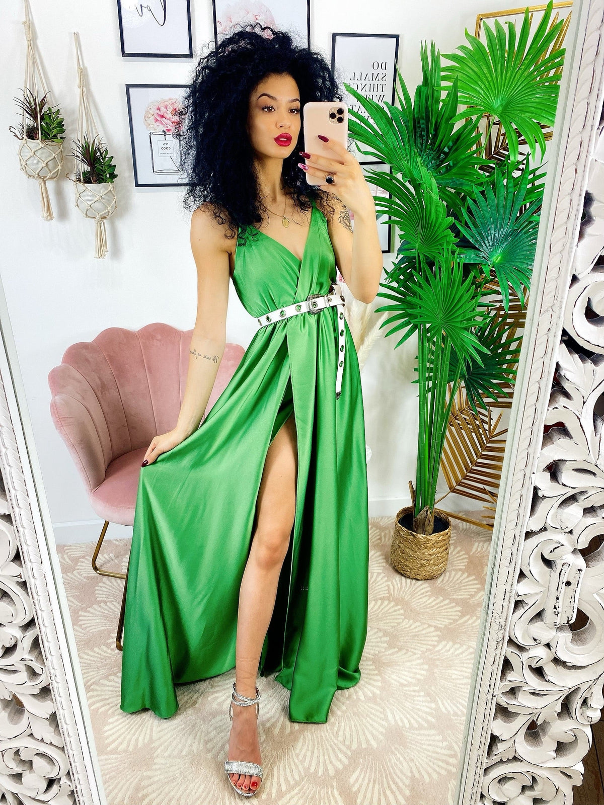 Abito in raso con maxi spacco verde chiaro