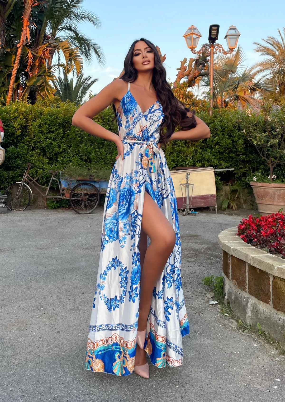Abito con spacco fiori azzurri
