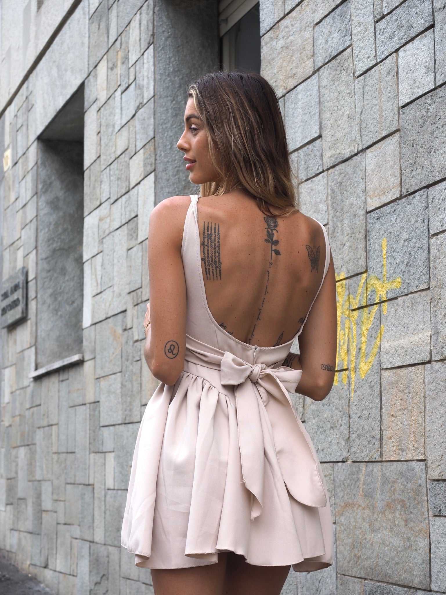 Abito beige schiena aperta e fiocco