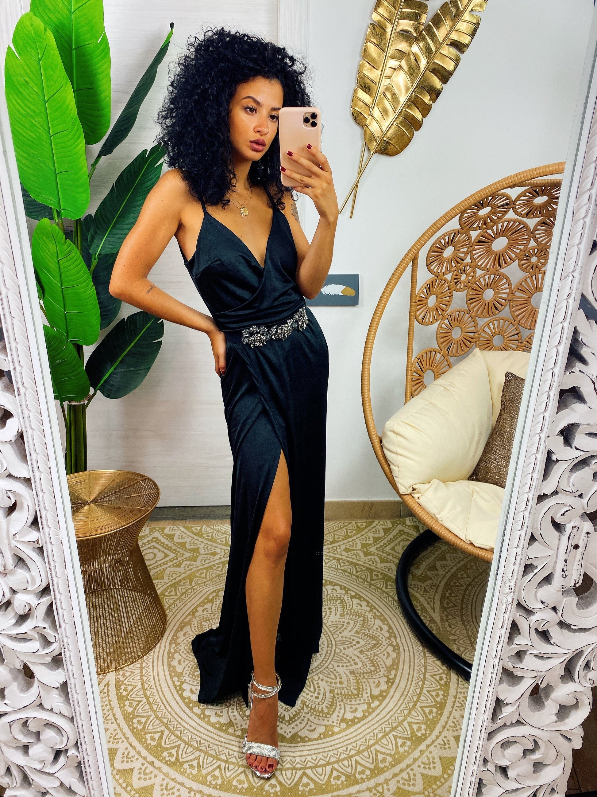 Abito in raso con maxi spacco nero