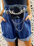 Short in jeans con marsupio e catena