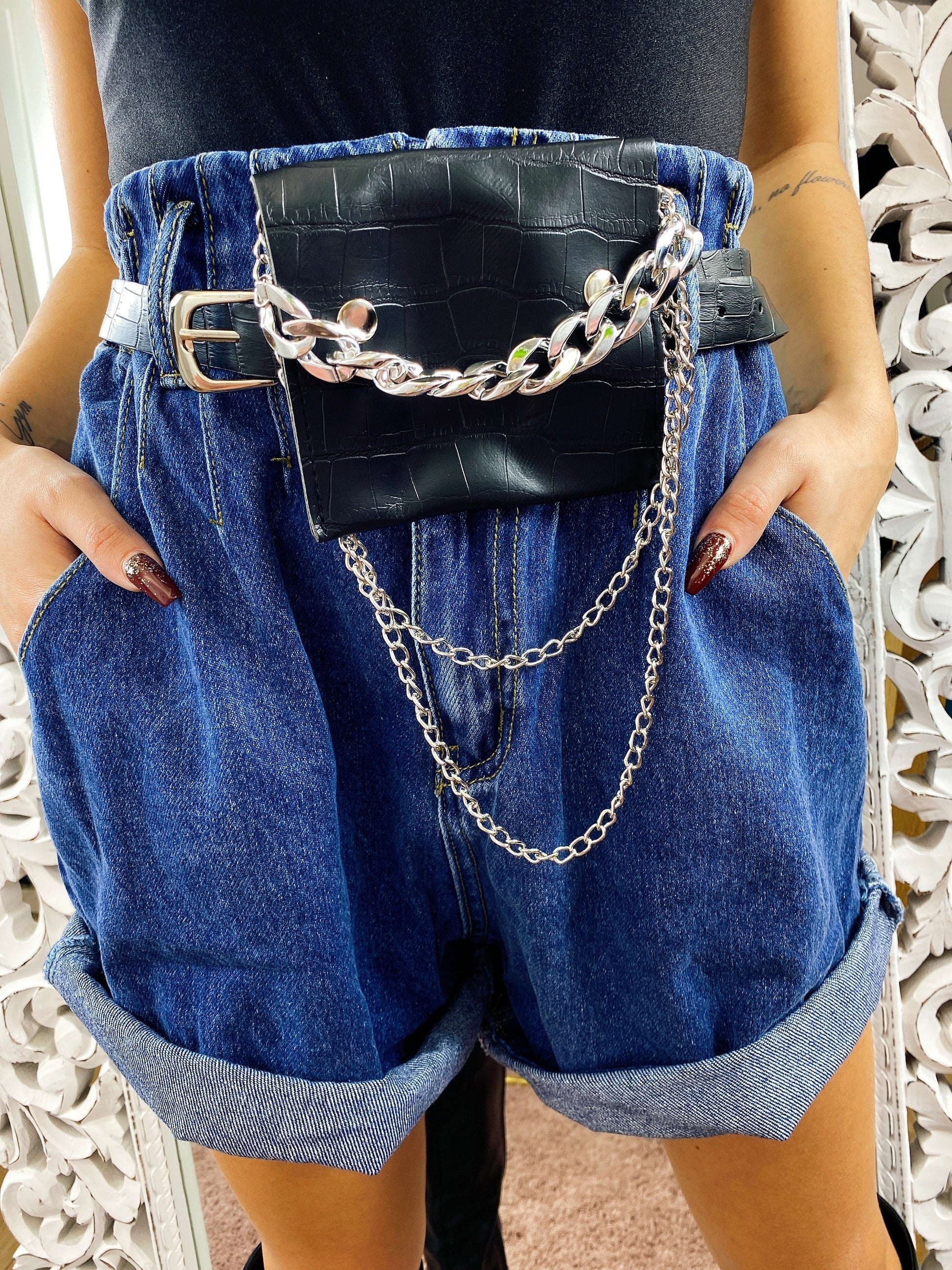 Short in jeans con marsupio e catena