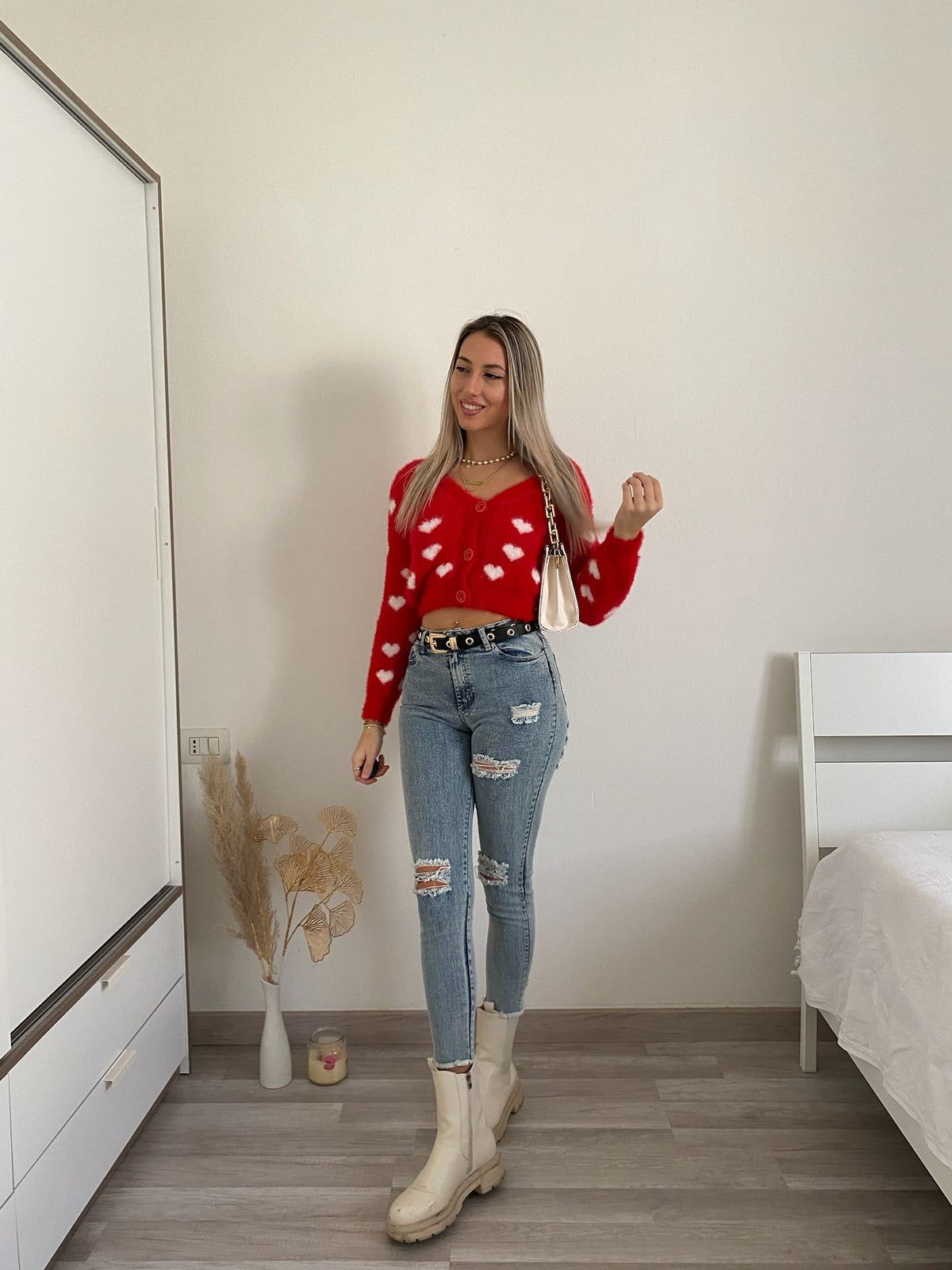 Cardigan rosso con cuori