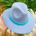 Cappello celeste con catena