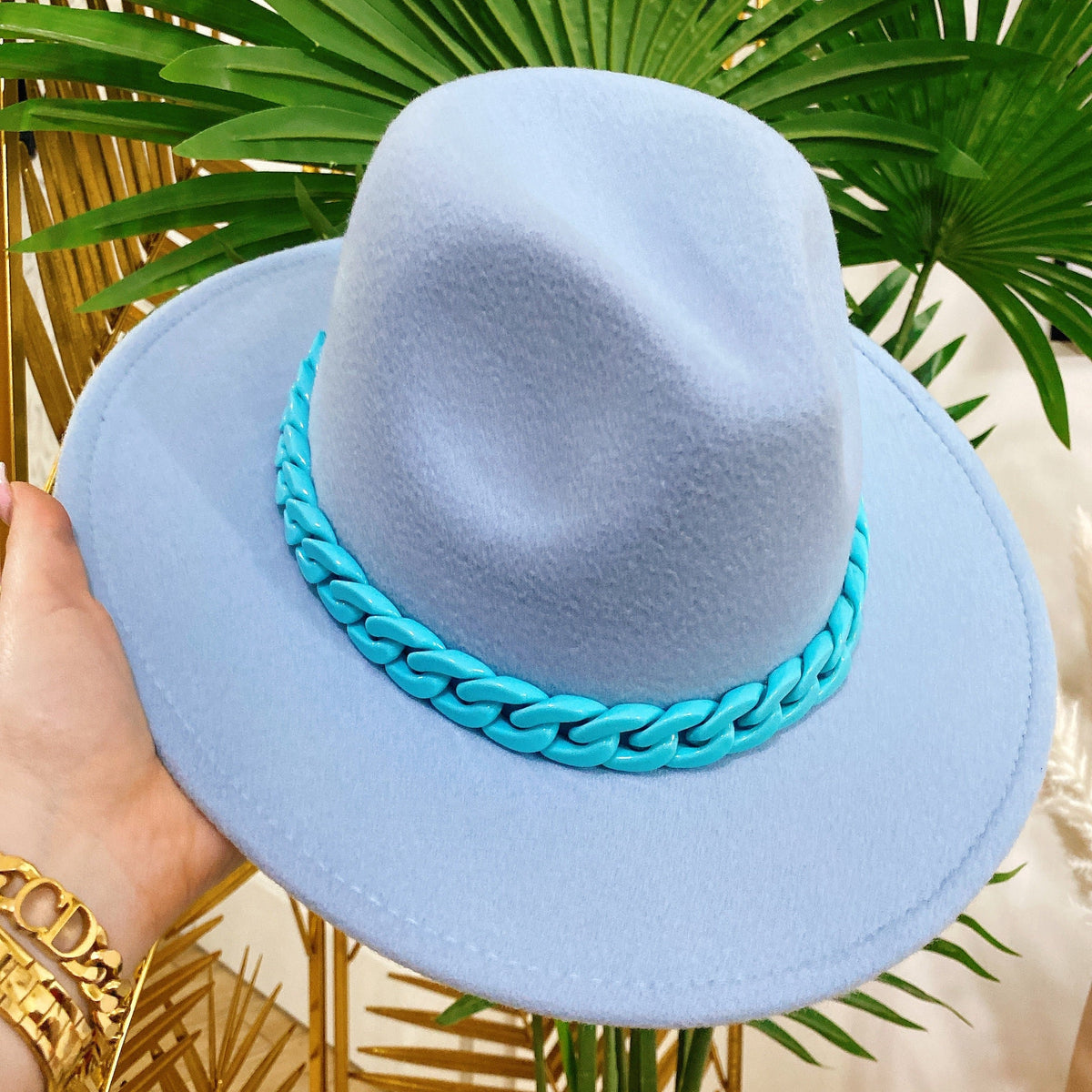 Cappello celeste con catena