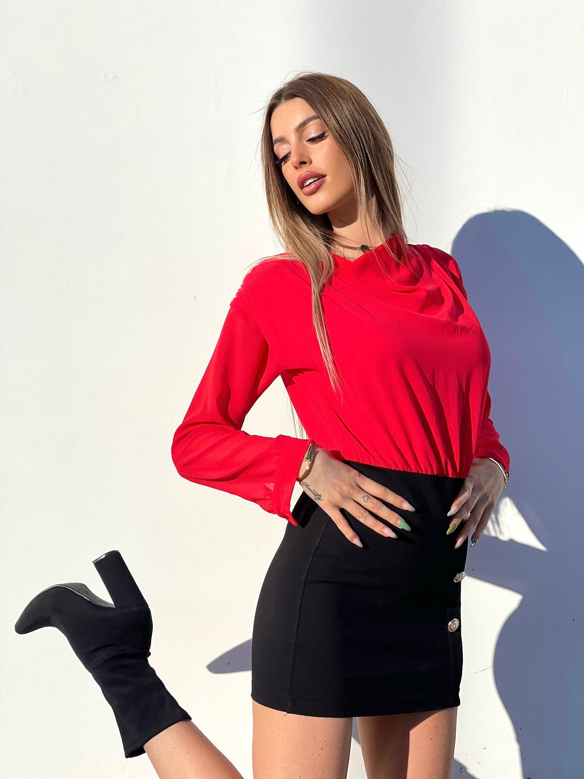 Abito rosso nero con bottoncini oro