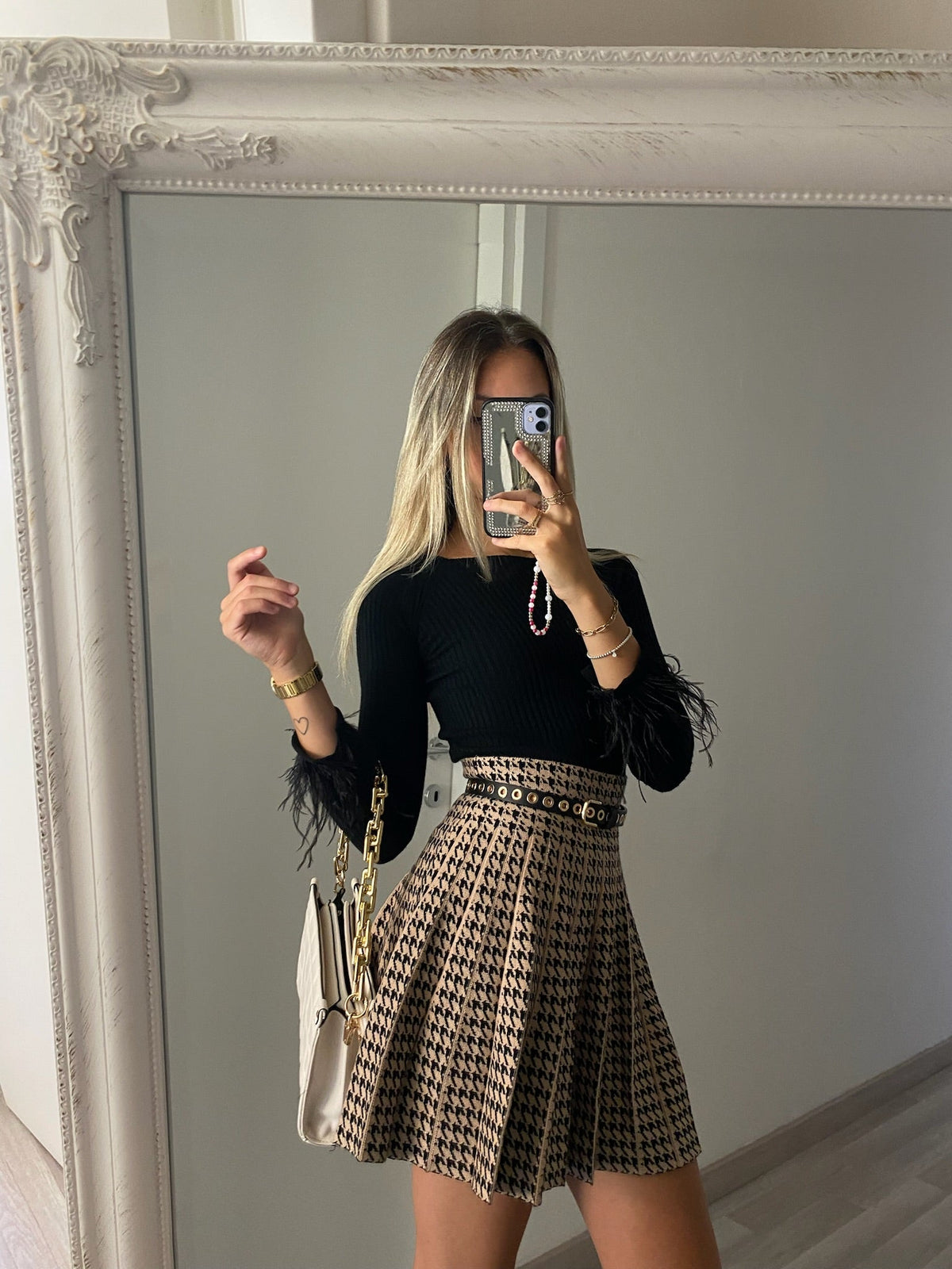 Maglioncino crop nero con piume