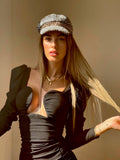 Cappello bianco e nero catena oro
