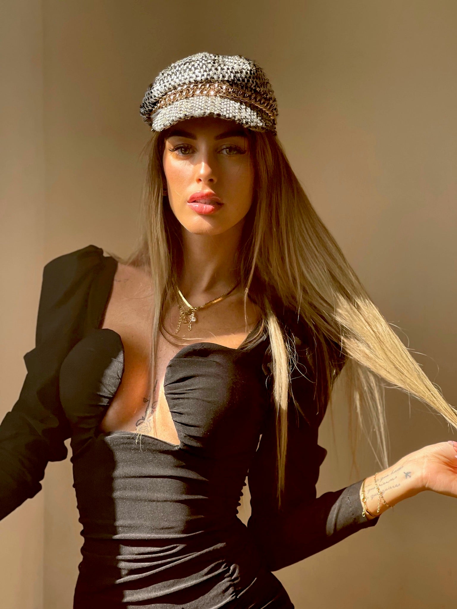Cappello bianco e nero catena oro
