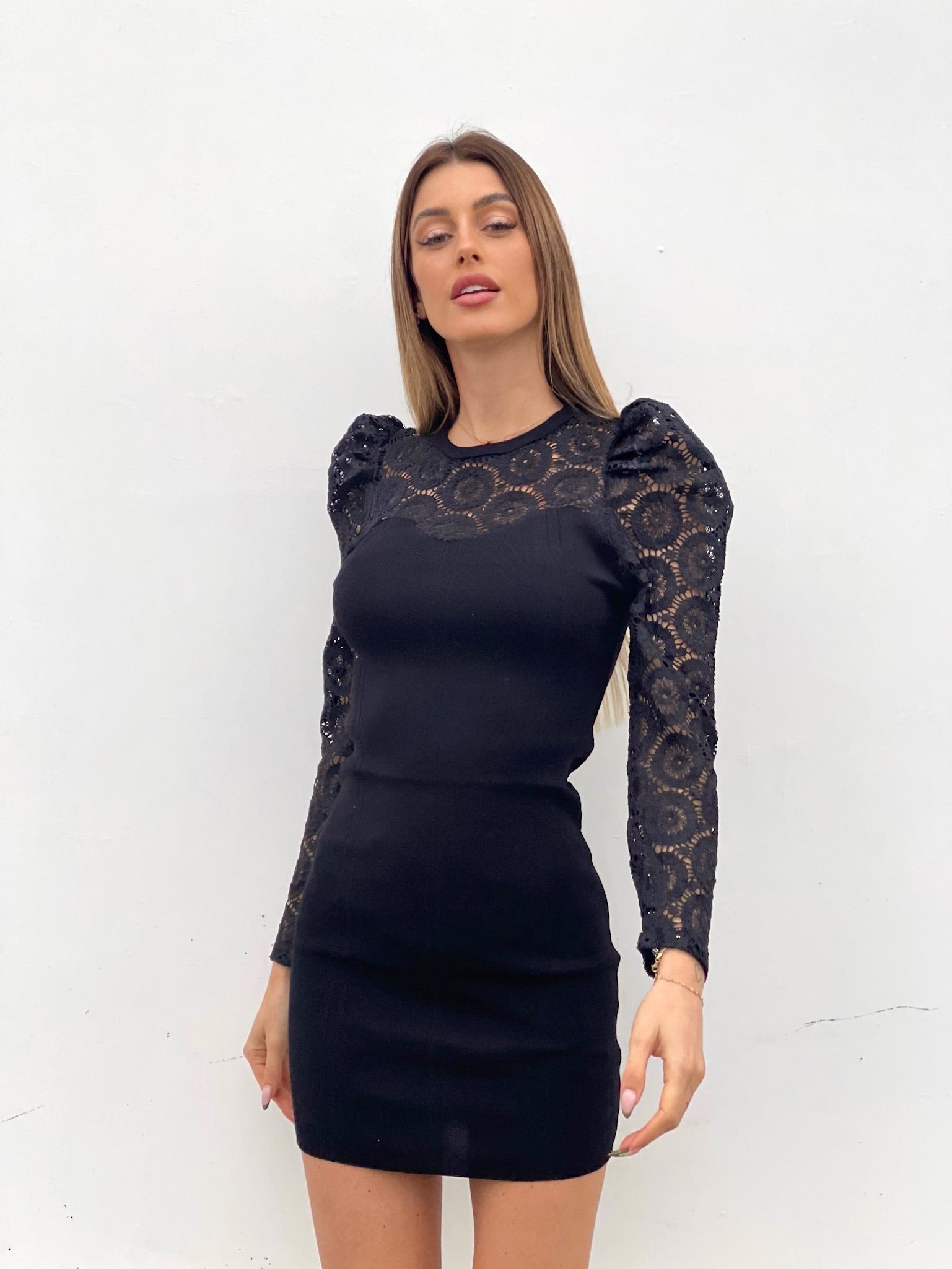 Abito nero con maniche in pizzo