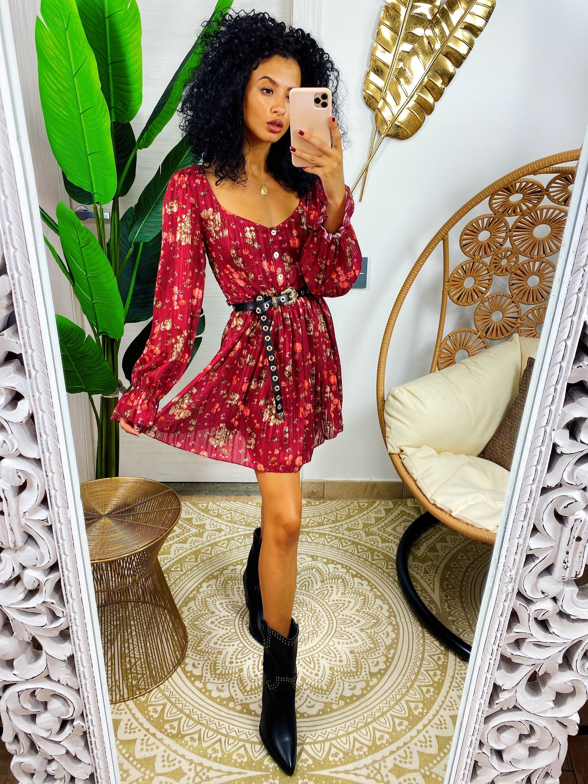 Abito bordeaux scollato con fiori rossi