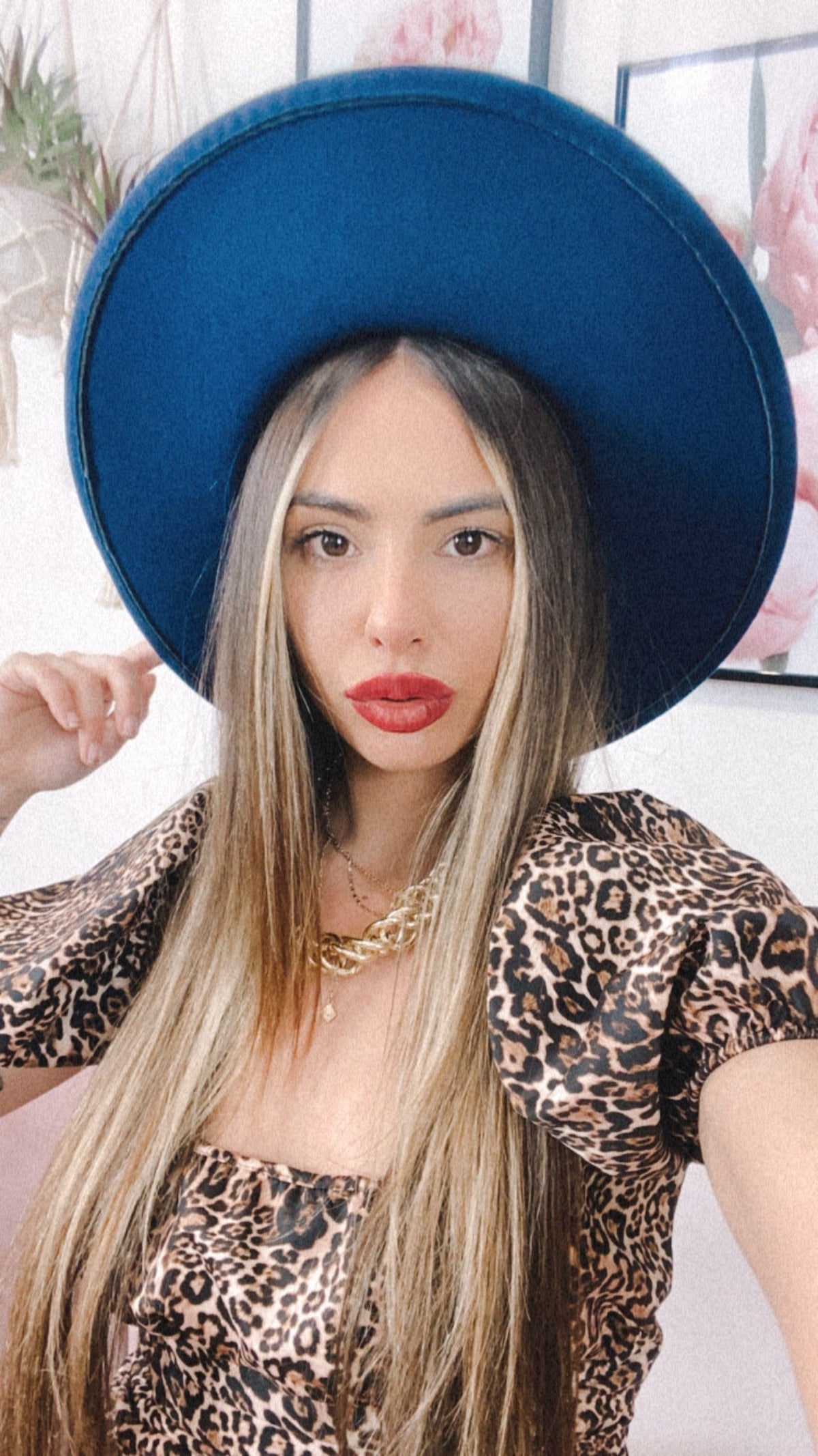 Cappello blu con catena