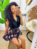 Short a pieghine con fiori grandi rosa