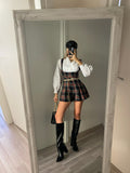 Salopette scozzese con camicia blu
