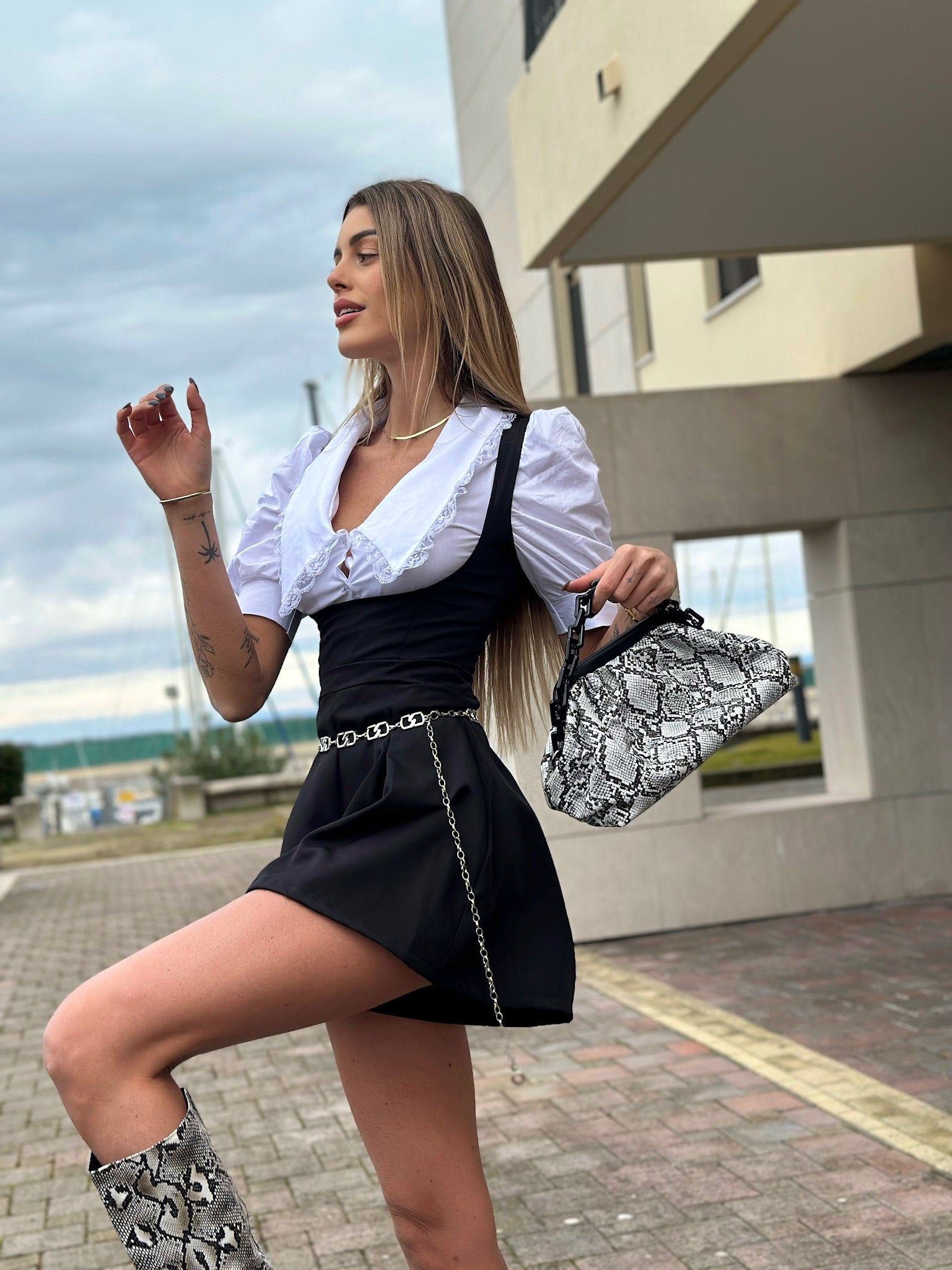 Salopette nera più camicia fiocchetto