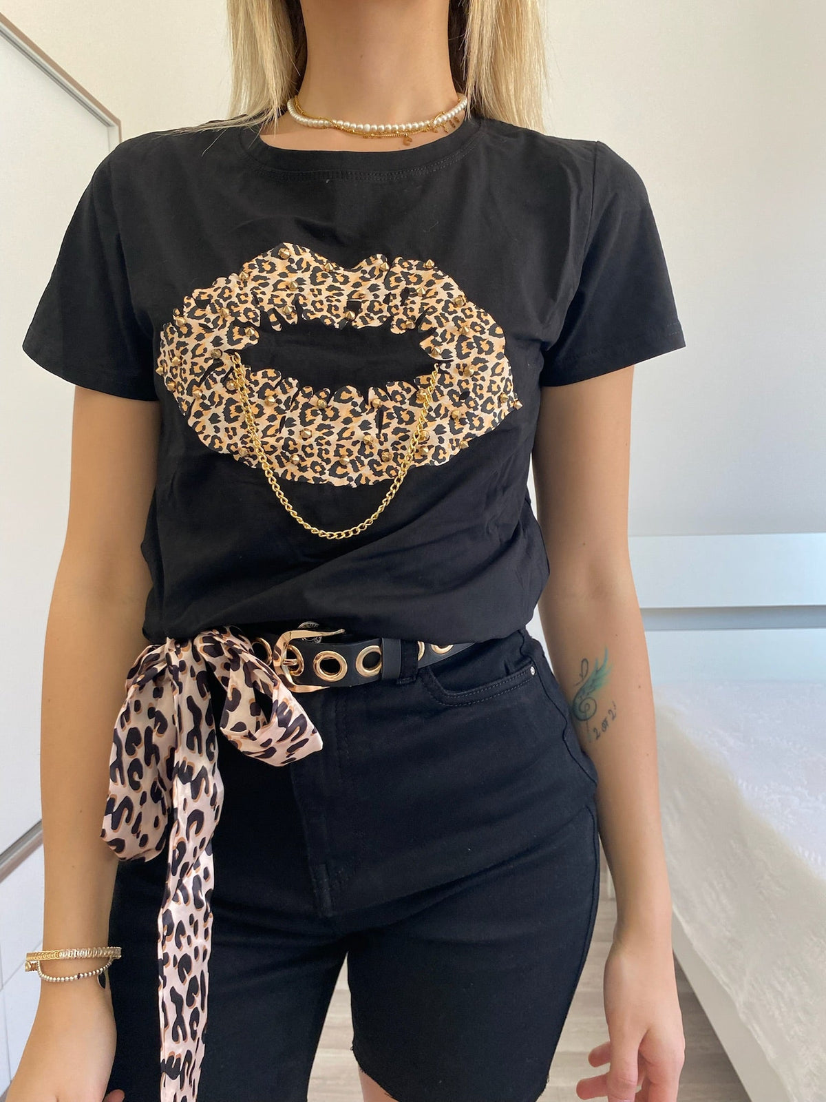 T-shirt kiss animalier nera