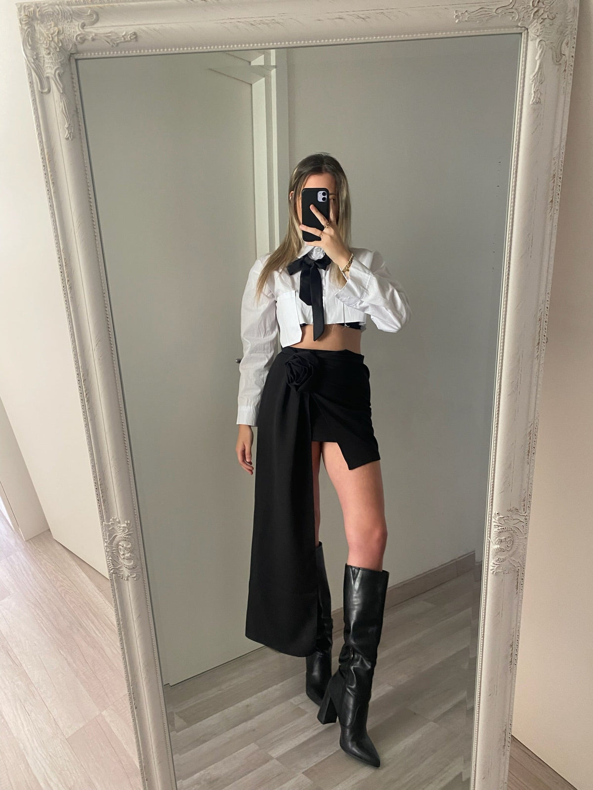 Gonna con rosa e camicia