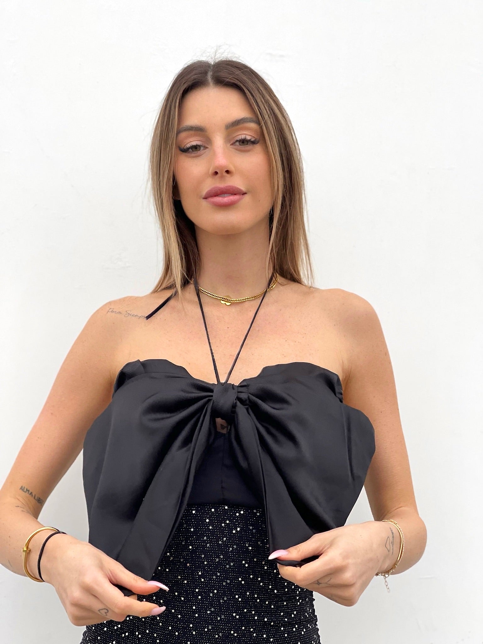 Abito con maxi fiocco e gonna in paillettes