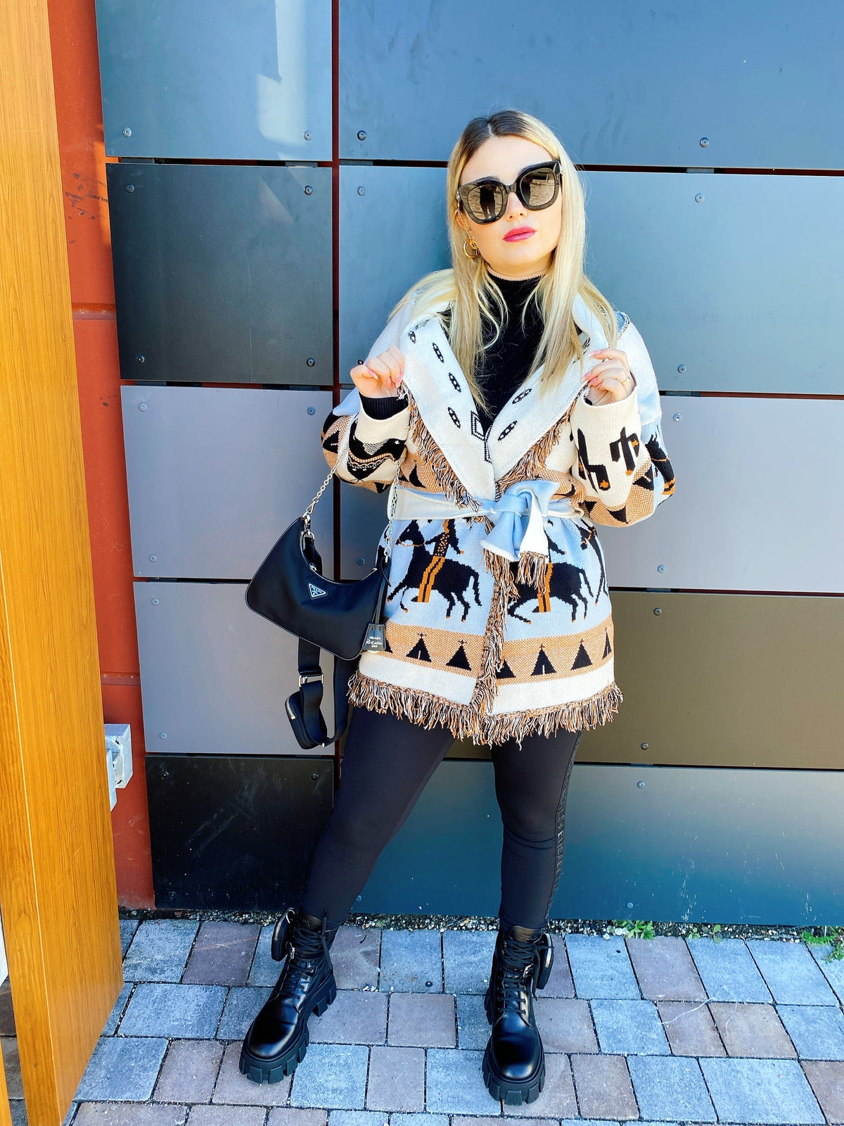 Cardigan frange e cinta con cavallo celeste