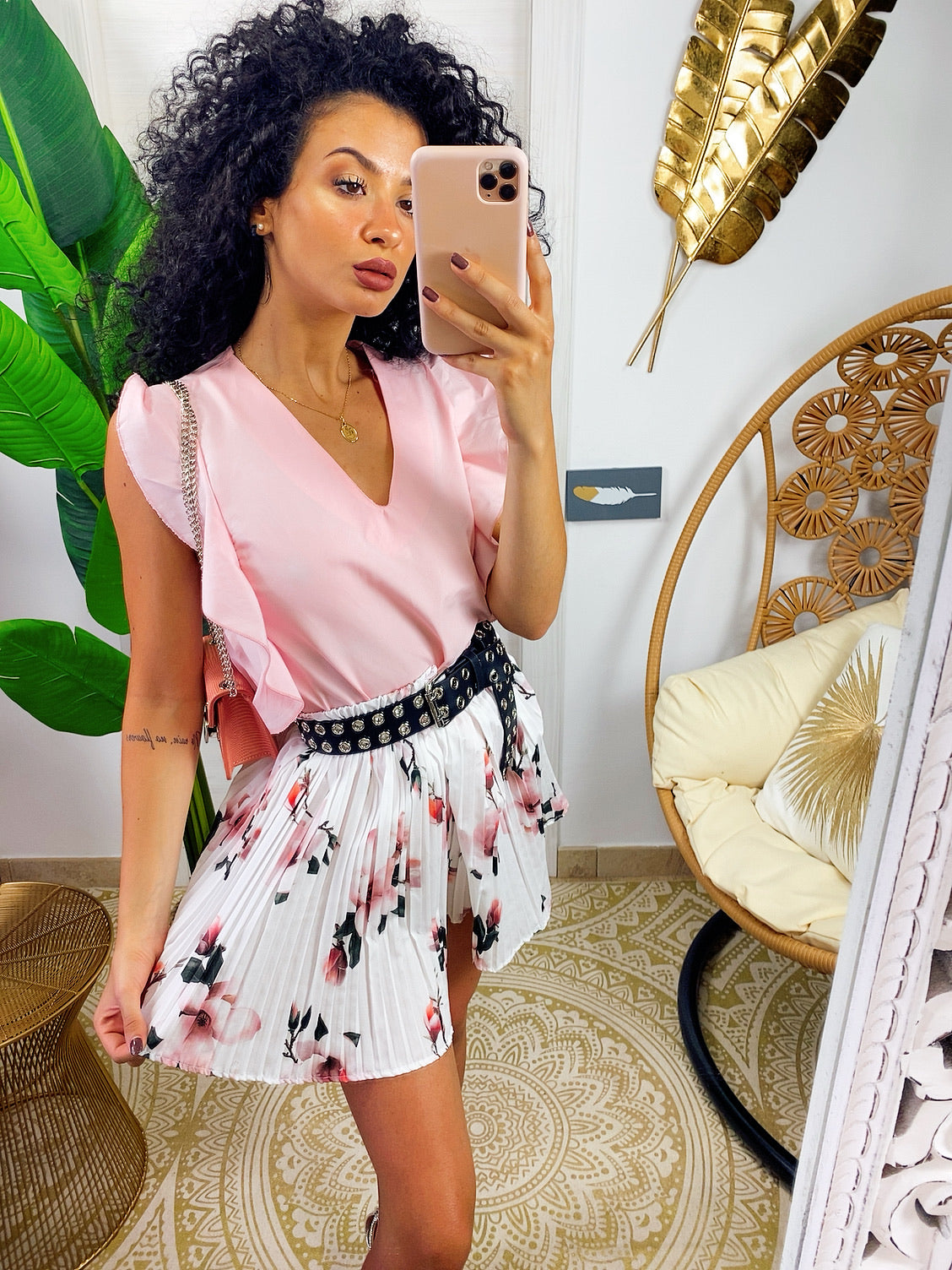Short a pieghine con fiori rosa