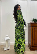 Abito con maxi spacco green con piume nere