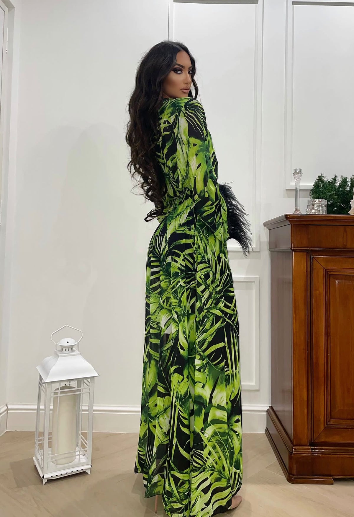 Abito con maxi spacco green con piume nere