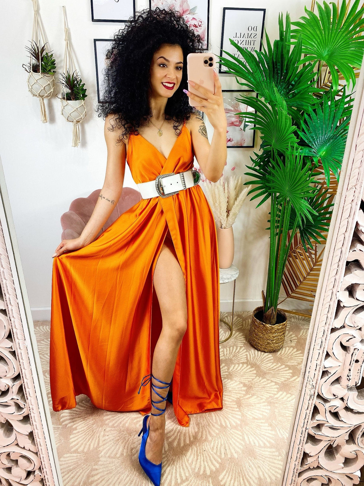 Abito in raso con maxi spacco arancione