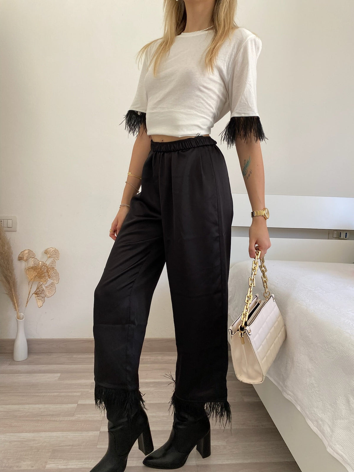 Pantalone nero con piume