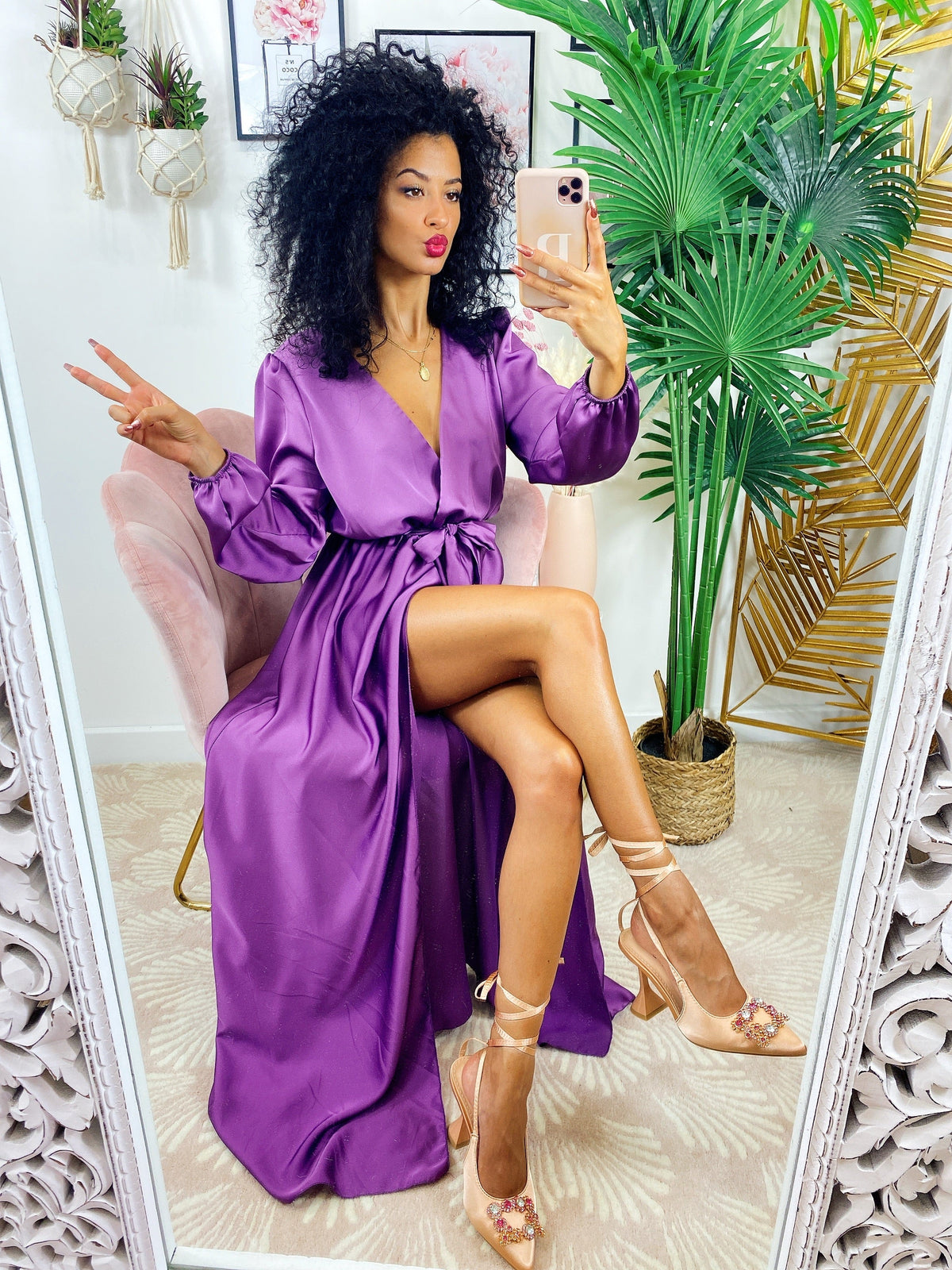 Abito in raso con maxi spacco e cintura purple