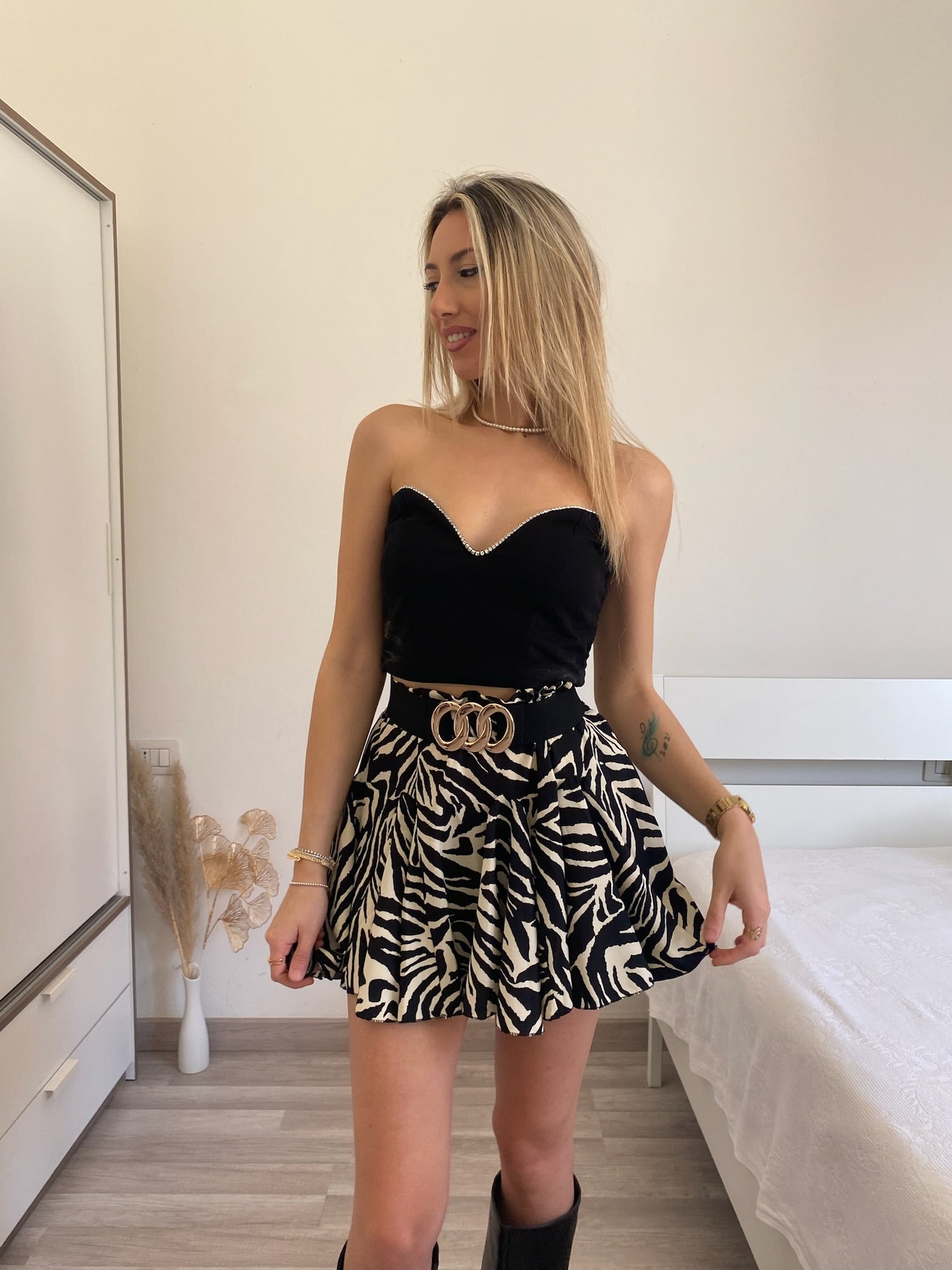Top scollo a cuore con strass nero