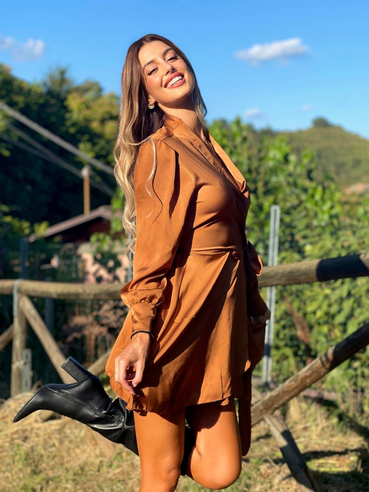 Abito in raso camel
