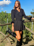 Abito nero con maniche con piume