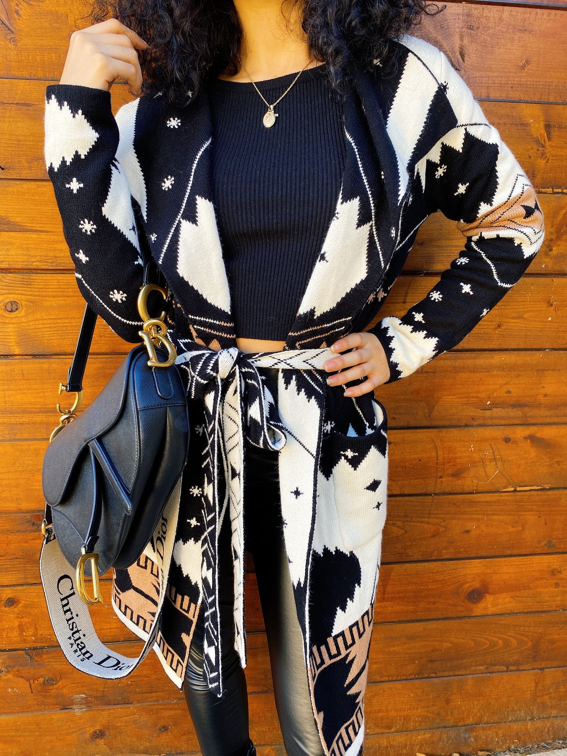 Cardigan camel nero con frange e cinta
