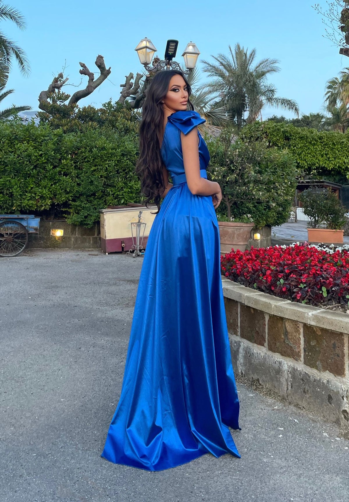 Abito blu elettrico con fiocco e maxi gonna