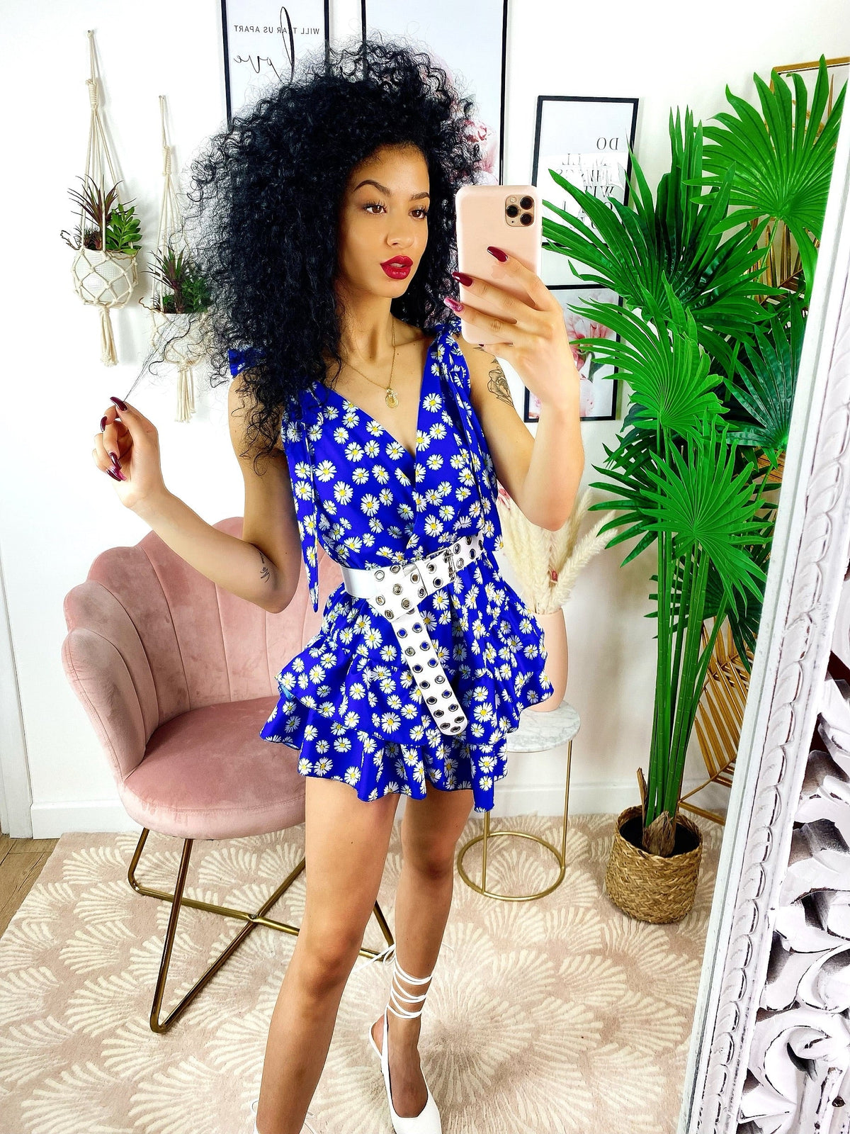 Abito con gonna a V e margherite blu