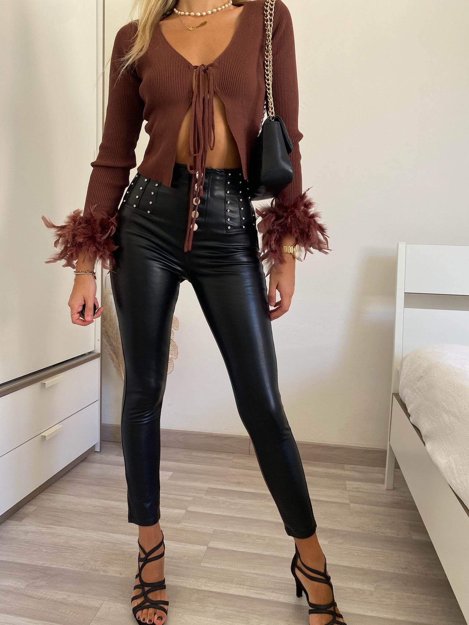 Pantalone in ecopelle con strass