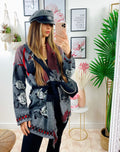 Cardigan grigio con sfumature rosse frange e cinta