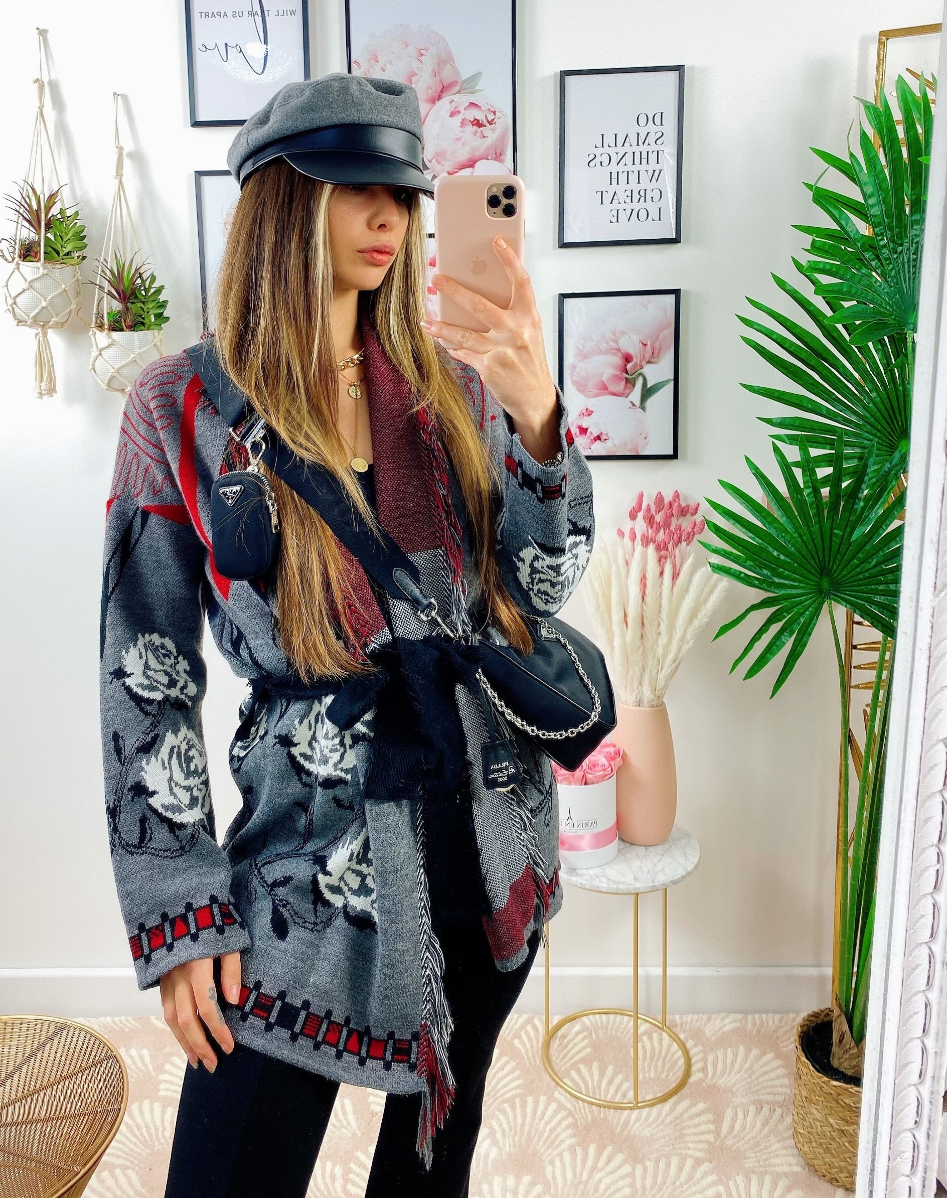 Cardigan grigio con sfumature rosse frange e cinta
