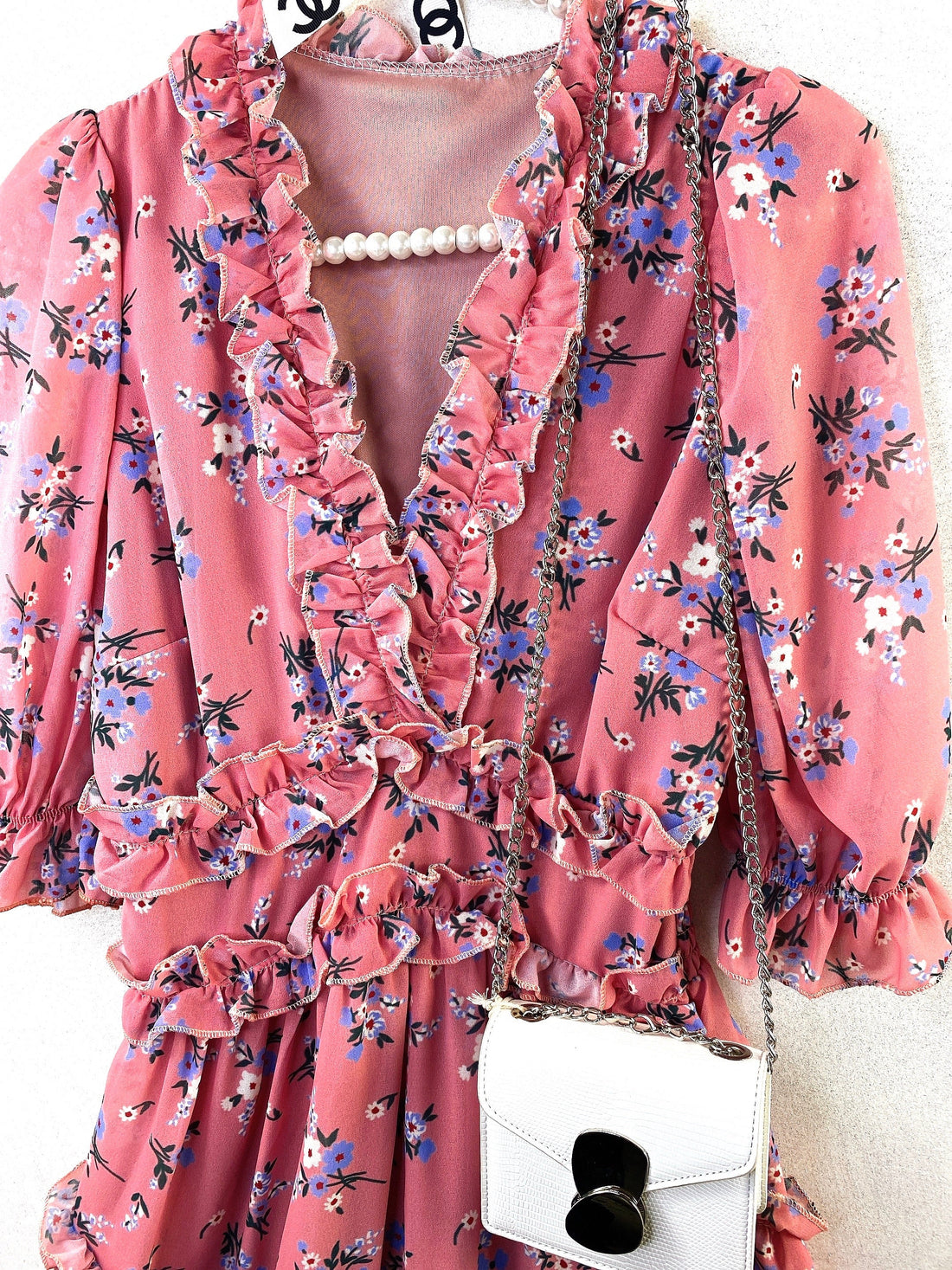 Abito a fiori con balza rosa