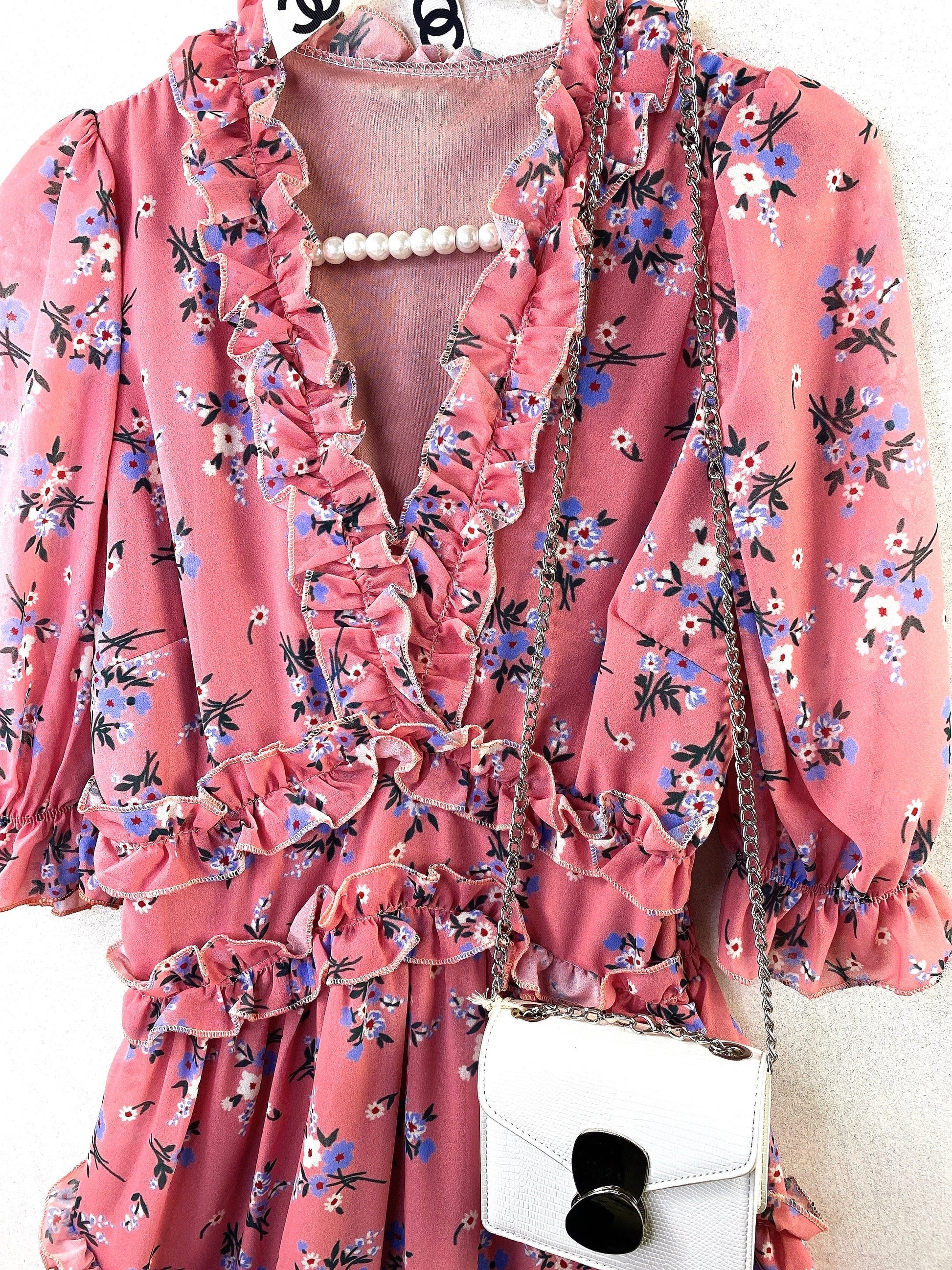 Abito a fiori con balza rosa