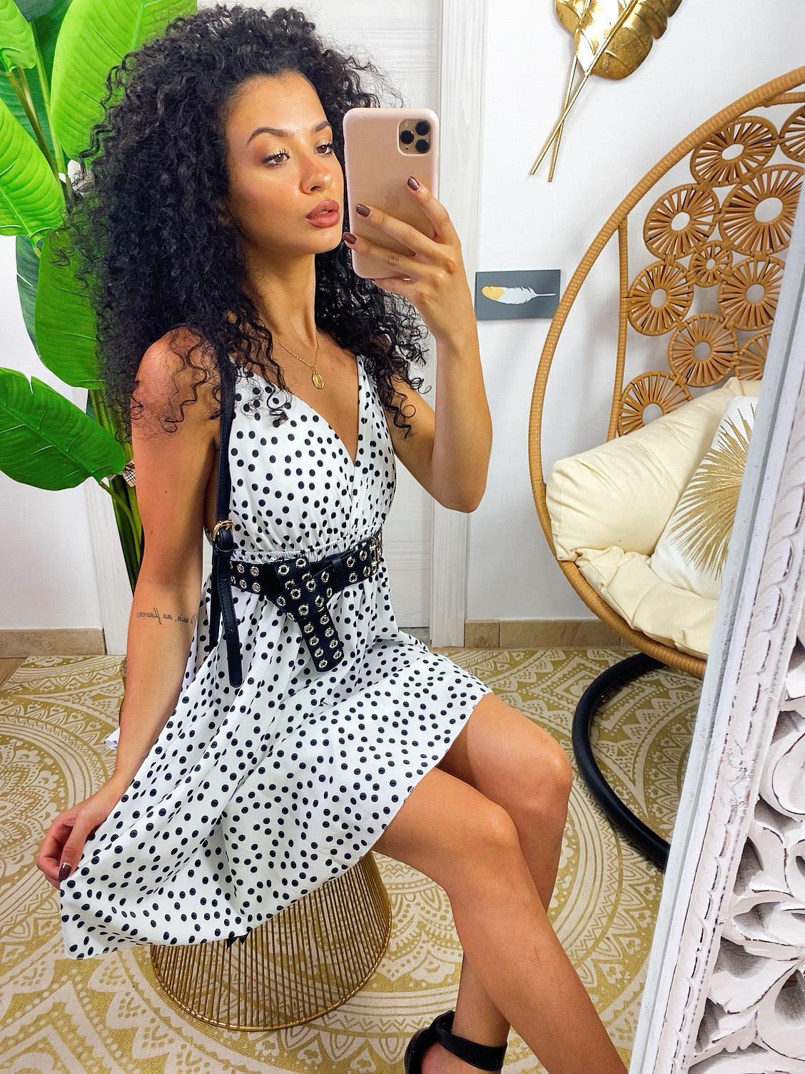 Abito con gonna ampia a pois bianco