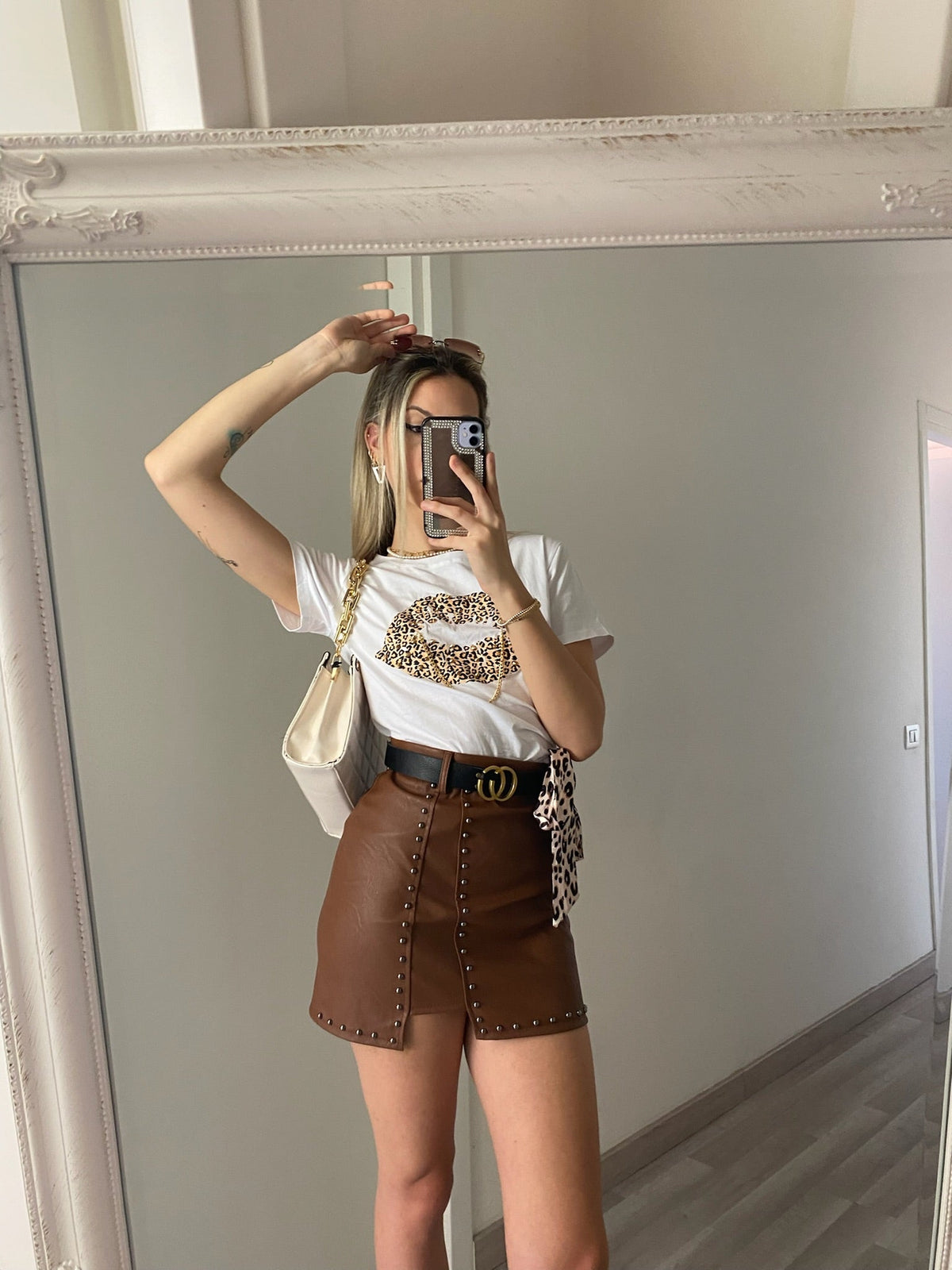 Gonna con borchie e cintura camel