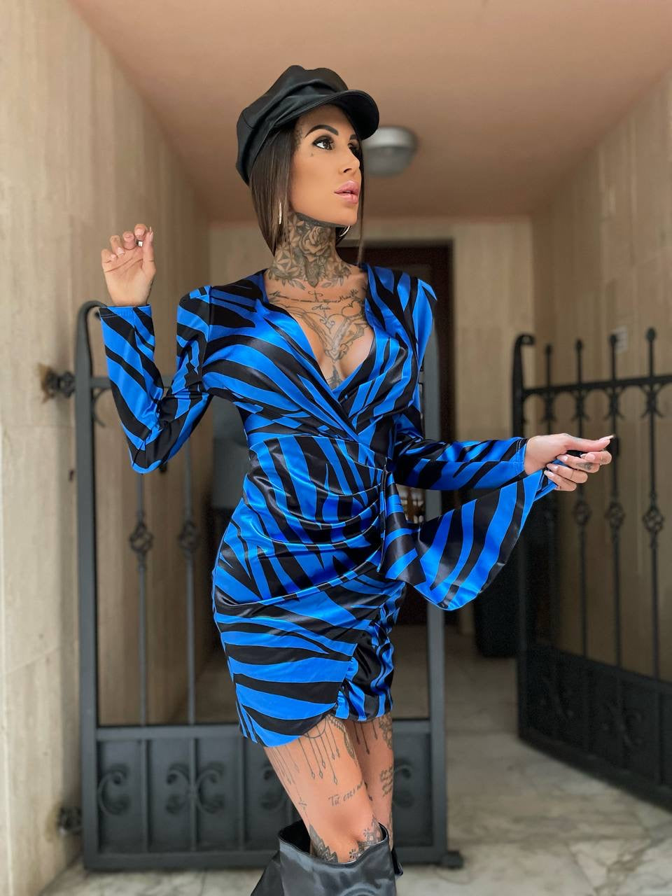 Abito zebrato con Rouches blu elettrico nero