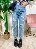 Jeans con strappi sfrangiato sotto