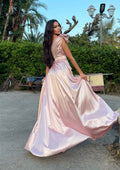 Abito rosa con fiocco e maxi gonna