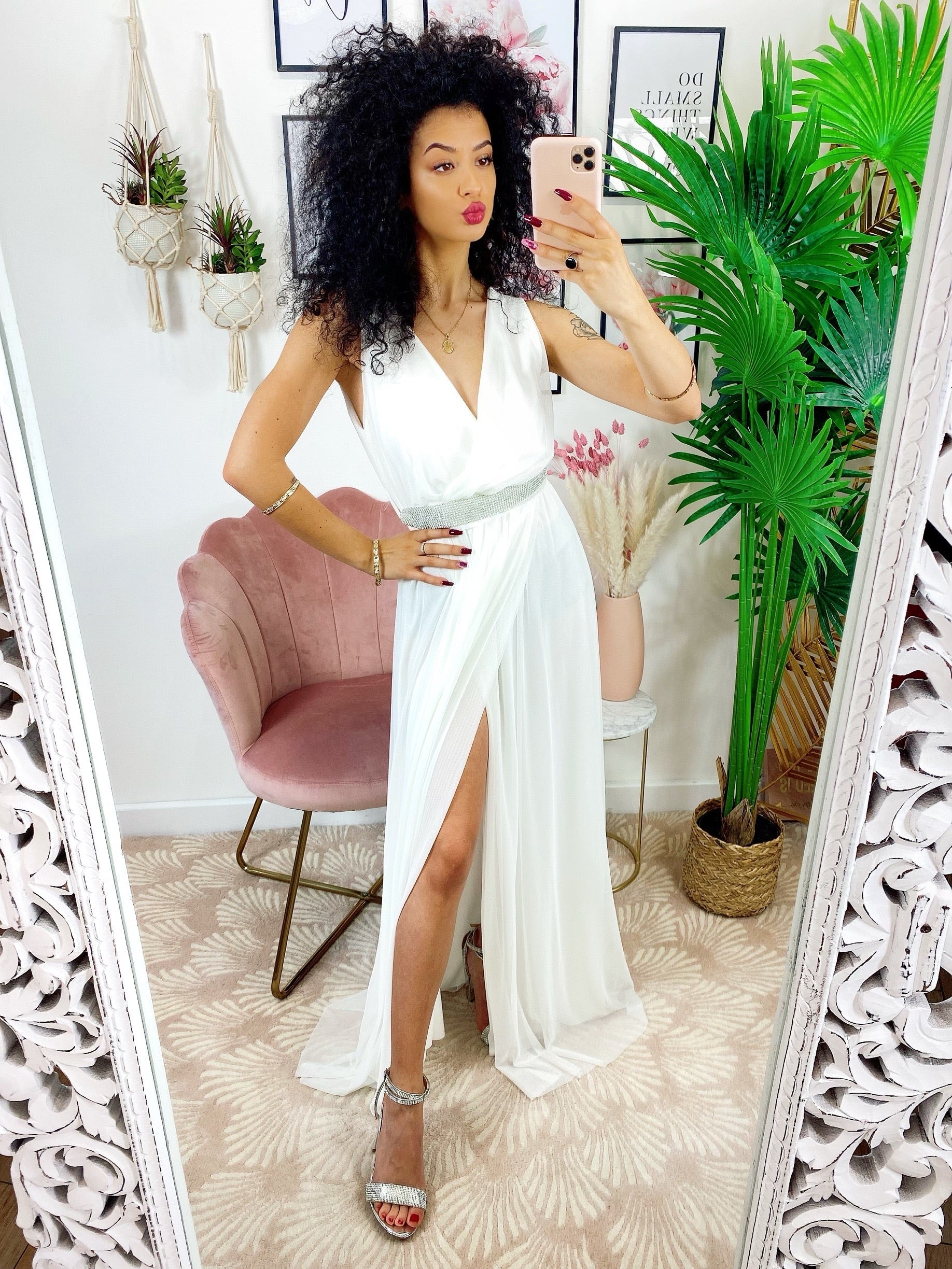 Abito in tulle bianco con cintura in strass