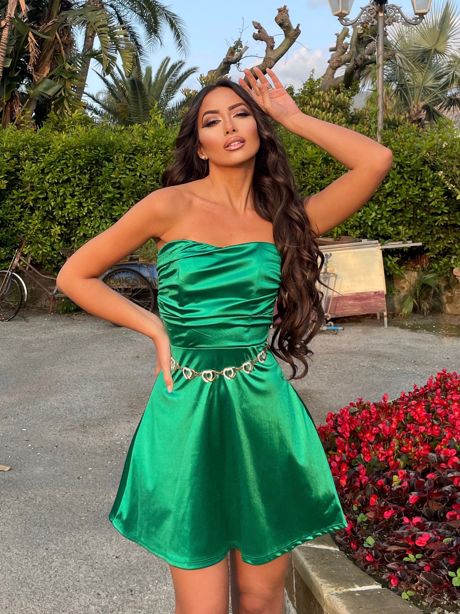 Abito in raso corto verde smeraldo