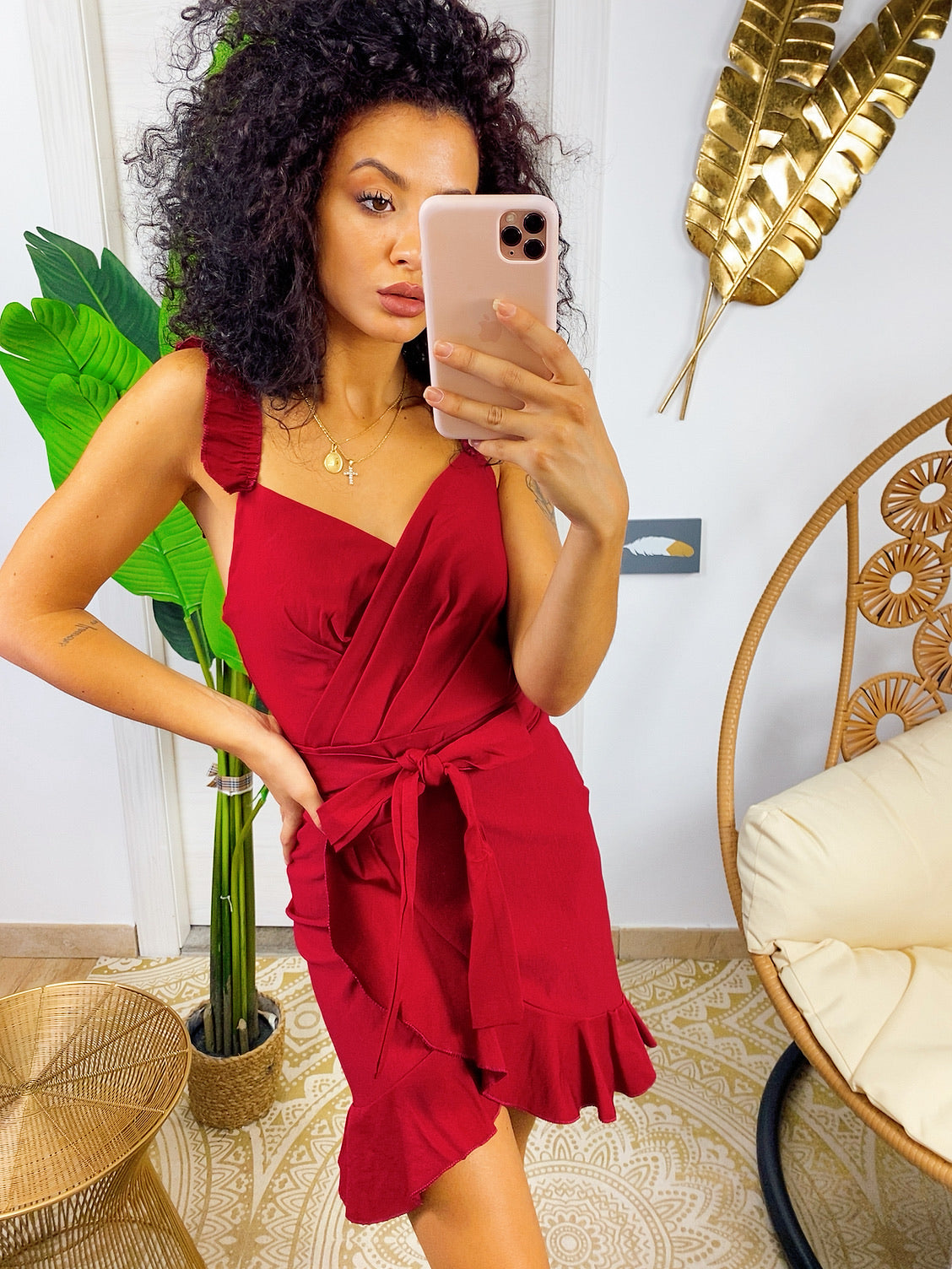 Abito corto bordeaux con gonna incrociata